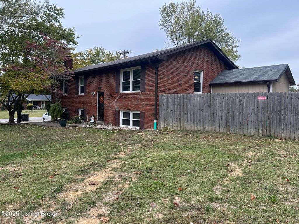 Photo of 101 Jackie St, Elizabethtown, KY 42701 (MLS # 1701961)