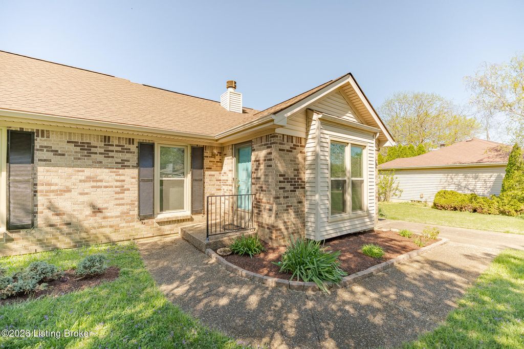 Photo of 8906 Kaprun Ct, Louisville, KY 40220 (MLS # 1714254)