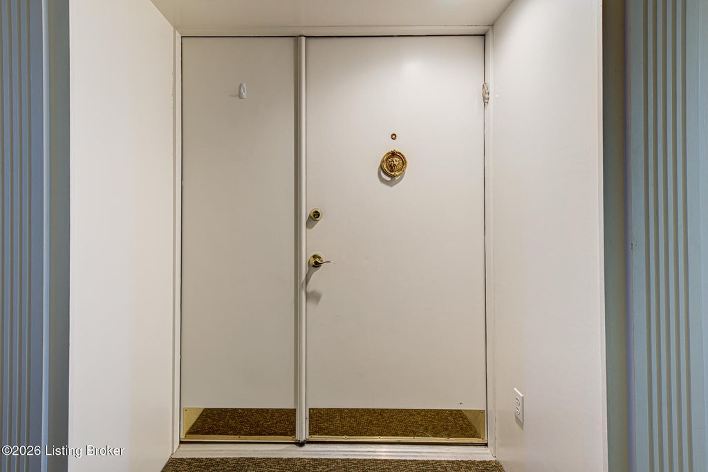 Photo of 5601 Coach Gate Wynde #APT 4, Louisville, KY 40207 (MLS # 1730934)