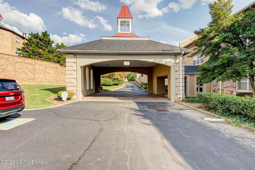 Photo of 5601 Coach Gate Wynde #APT 4, Louisville, KY 40207 (MLS # 1730934)