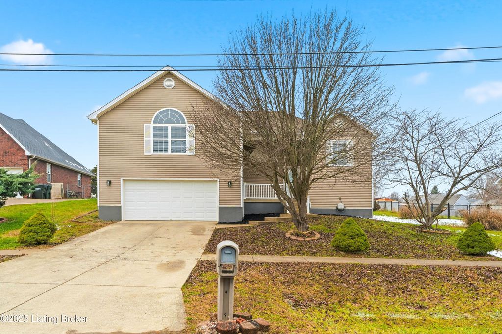 Photo of 219 Meadowlake Dr, Radcliff, KY 40160 (MLS # 1705590)