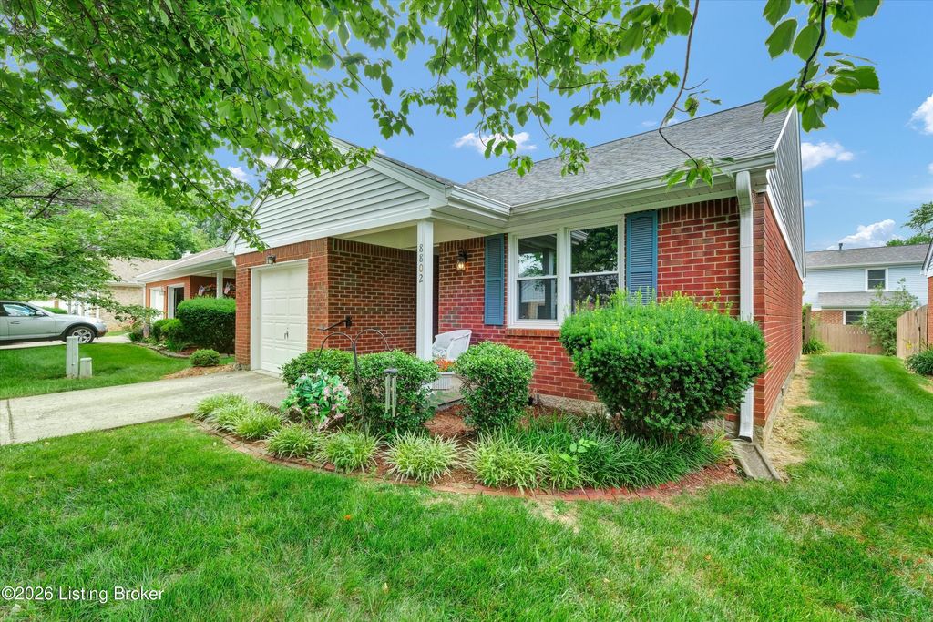 Photo of 8802 Doe Run Ct, Louisville, KY 40242 (MLS # 1723913)