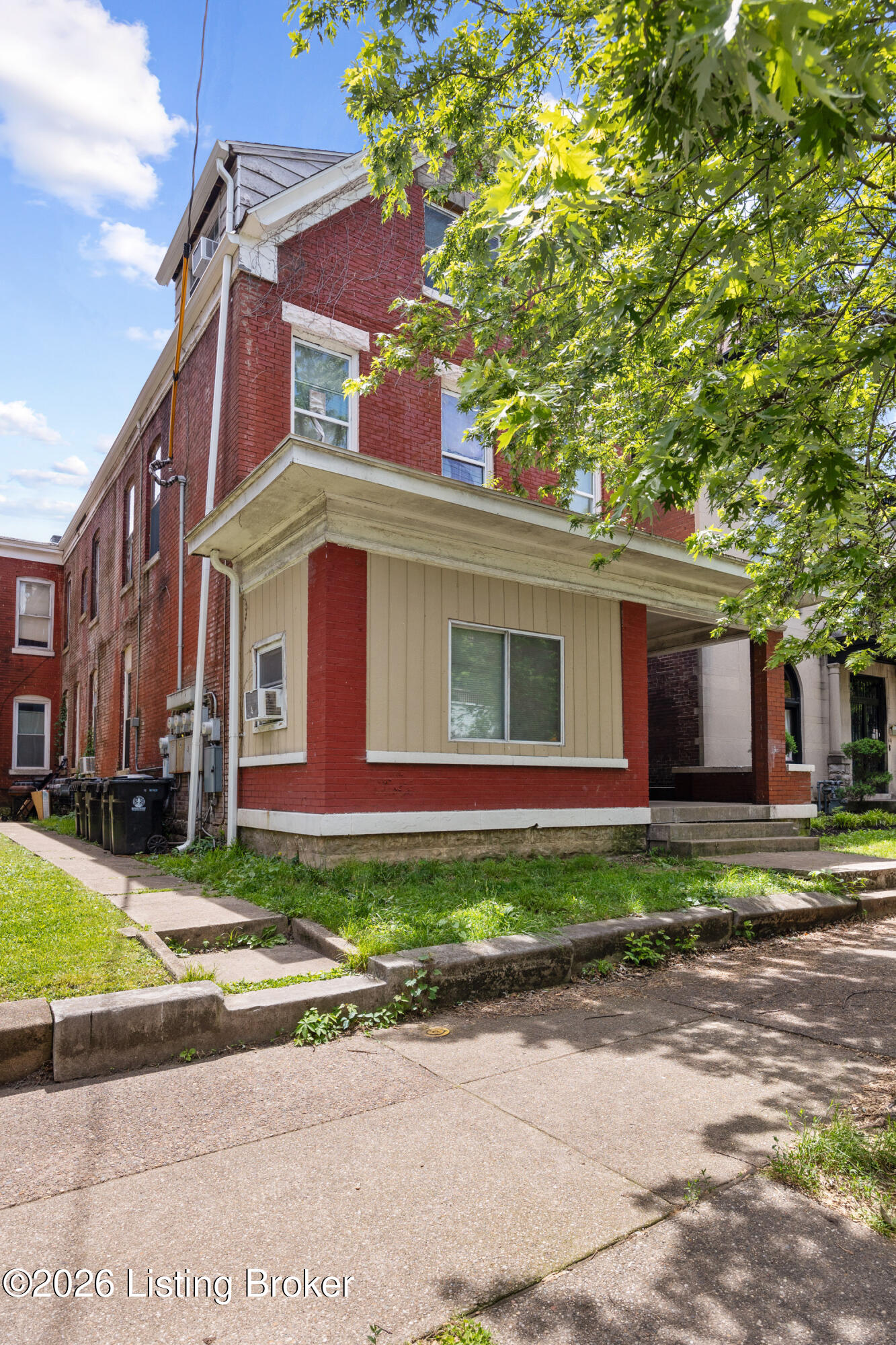 210 E Ormsby Ave