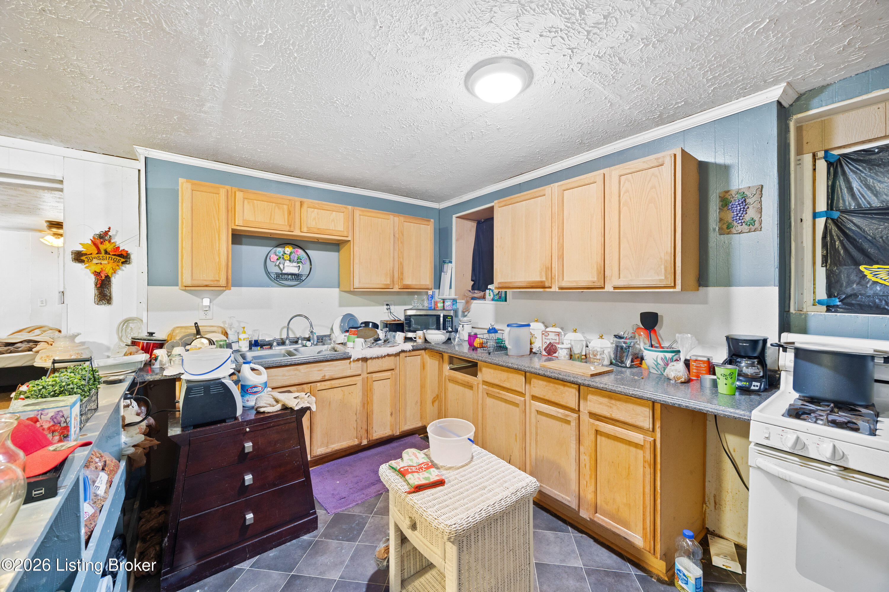 210 E Ormsby Ave