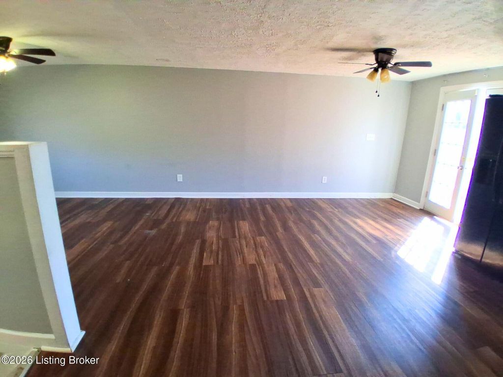 Photo of 4608 Mud Ln, Louisville, KY 40229 (MLS # 1711894)