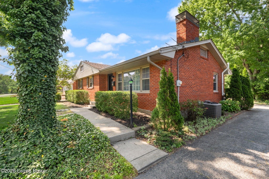 Photo of 808 Stivers Rd, Louisville, KY 40207 (MLS # 1728185)