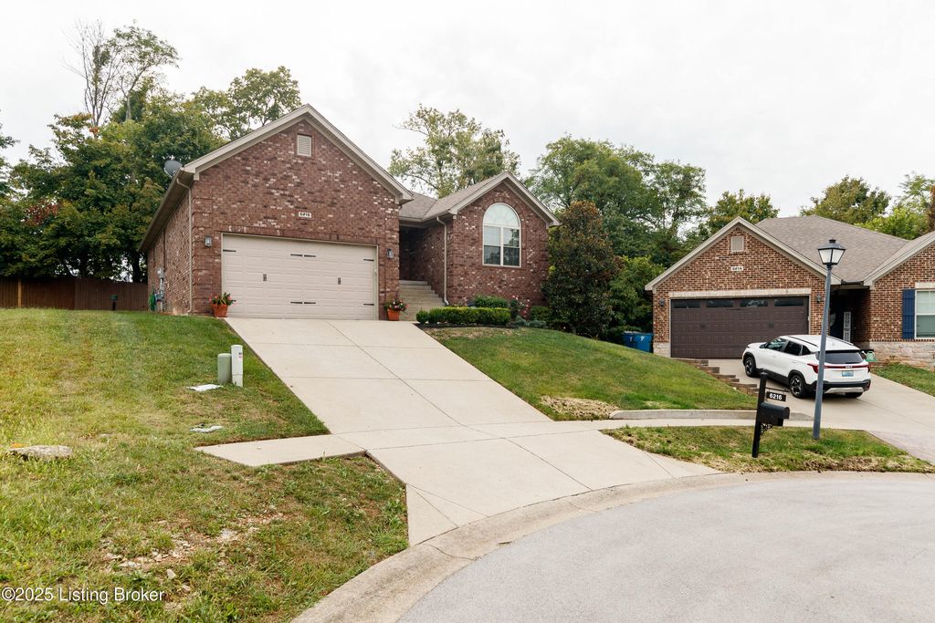 Photo of 6216 Hudson Creek Dr, Louisville, KY 40291 (MLS # 1708079)
