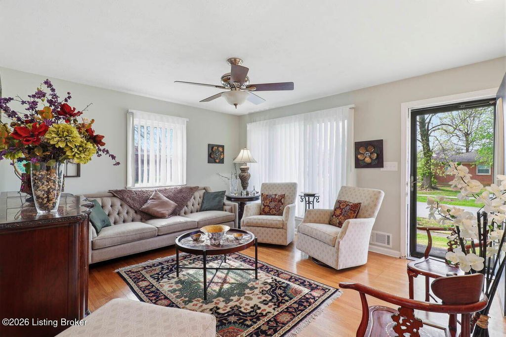 Photo of 4111 Caven Ct, Louisville, KY 40229 (MLS # 1713071)