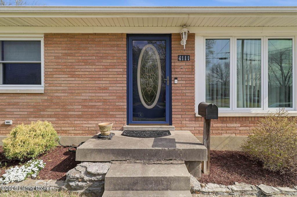 Photo of 4111 Caven Ct, Louisville, KY 40229 (MLS # 1713071)