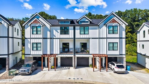 Townhouse For Sale - 7104 Park Vue Dr<br/> Oldham County, Crestwood, KY 40014