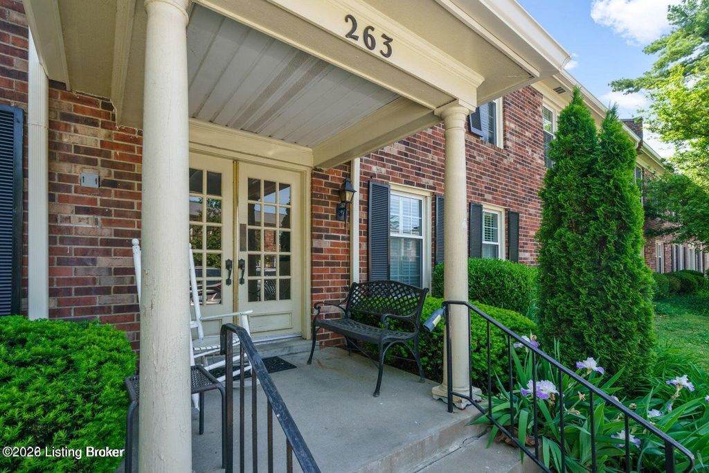 Photo of 263 Stonehenge Dr #104, Louisville, KY 40207 (MLS # 1716288)