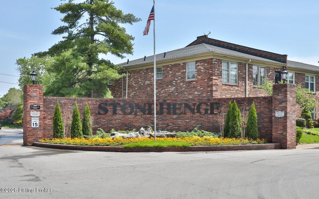 Photo of 263 Stonehenge Dr #104, Louisville, KY 40207 (MLS # 1716288)