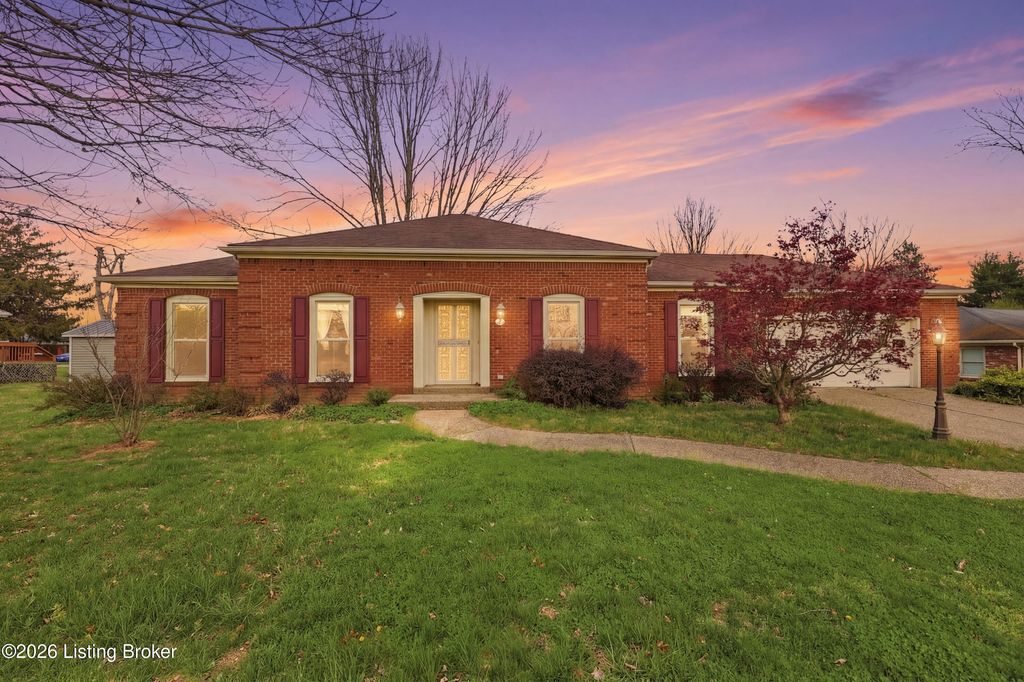 Photo of 628 Gina Dr, Shelbyville, KY 40065 (MLS # 1713154)