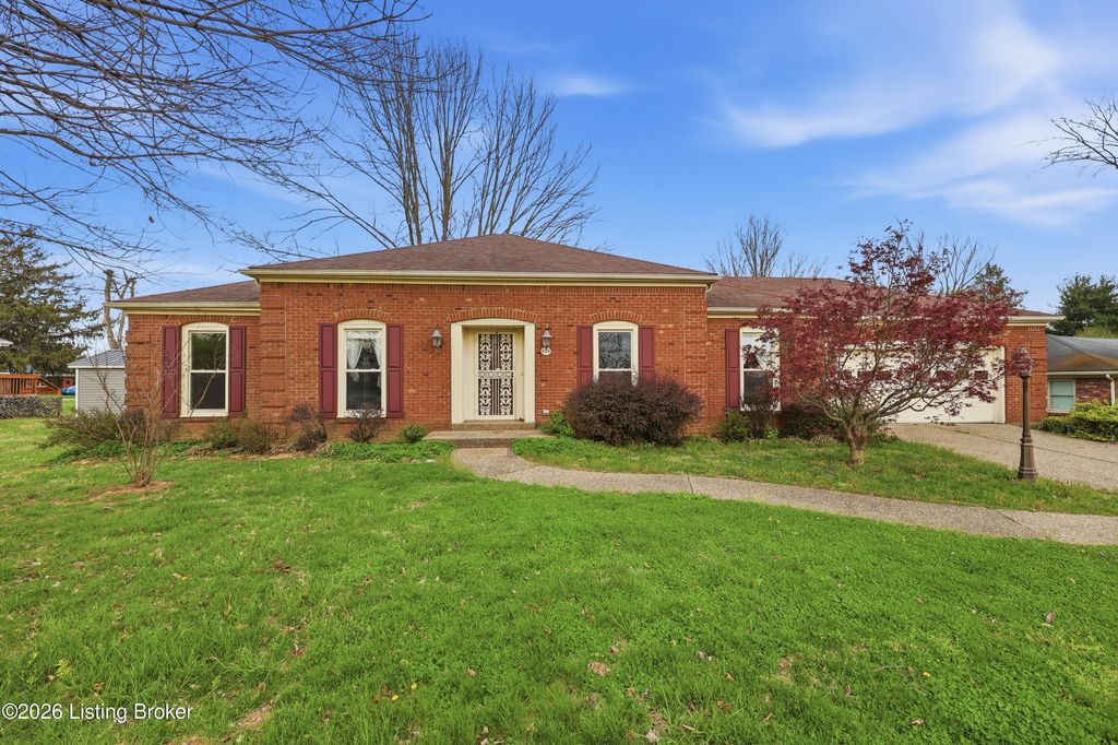 Photo of 628 Gina Dr, Shelbyville, KY 40065 (MLS # 1713154)