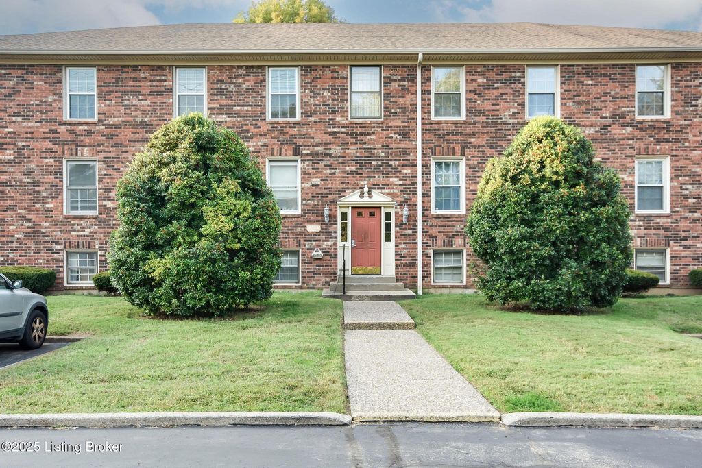 Photo of 8133 Lake Ave #B9, Louisville, KY 40222 (MLS # 1715754)