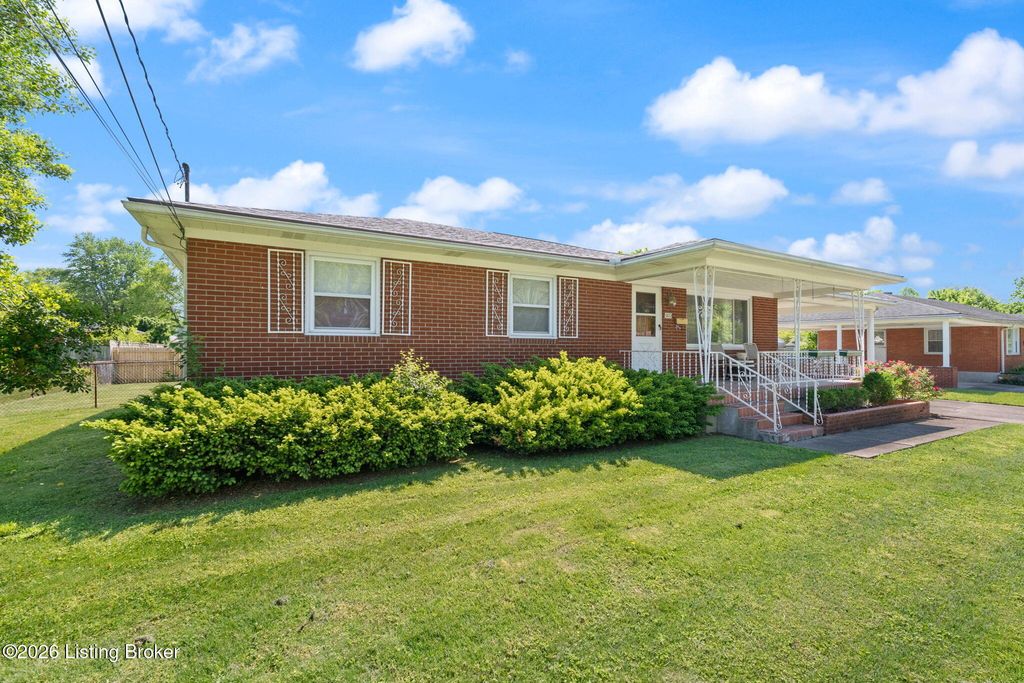 Photo of 5812 Teakwood Ln, Louisville, KY 40258 (MLS # 1716731)