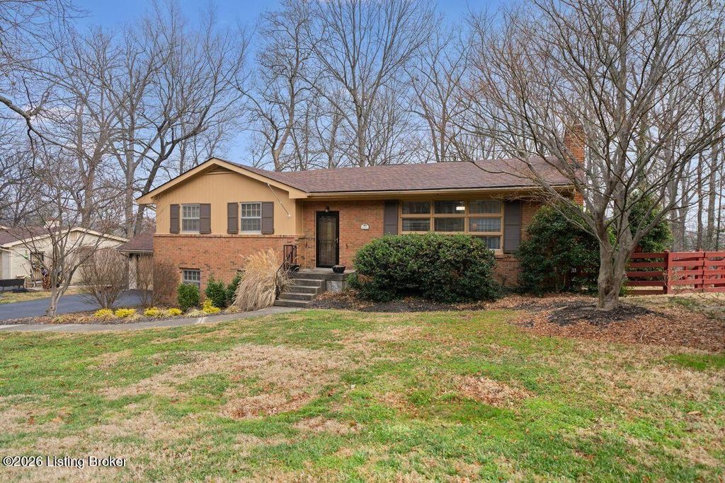 Photo of 333 Kenwood Hill Rd, Louisville, KY 40214 (MLS # 1707115)