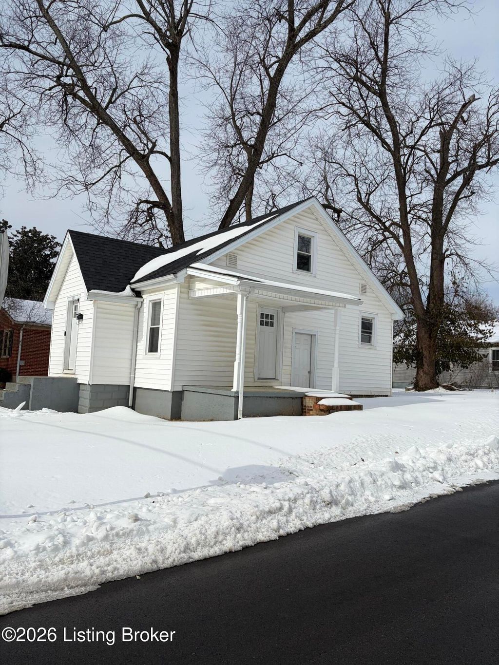 Photo of 310 E Daugherty Ave, Bardstown, KY 40004 (MLS # 1708149)