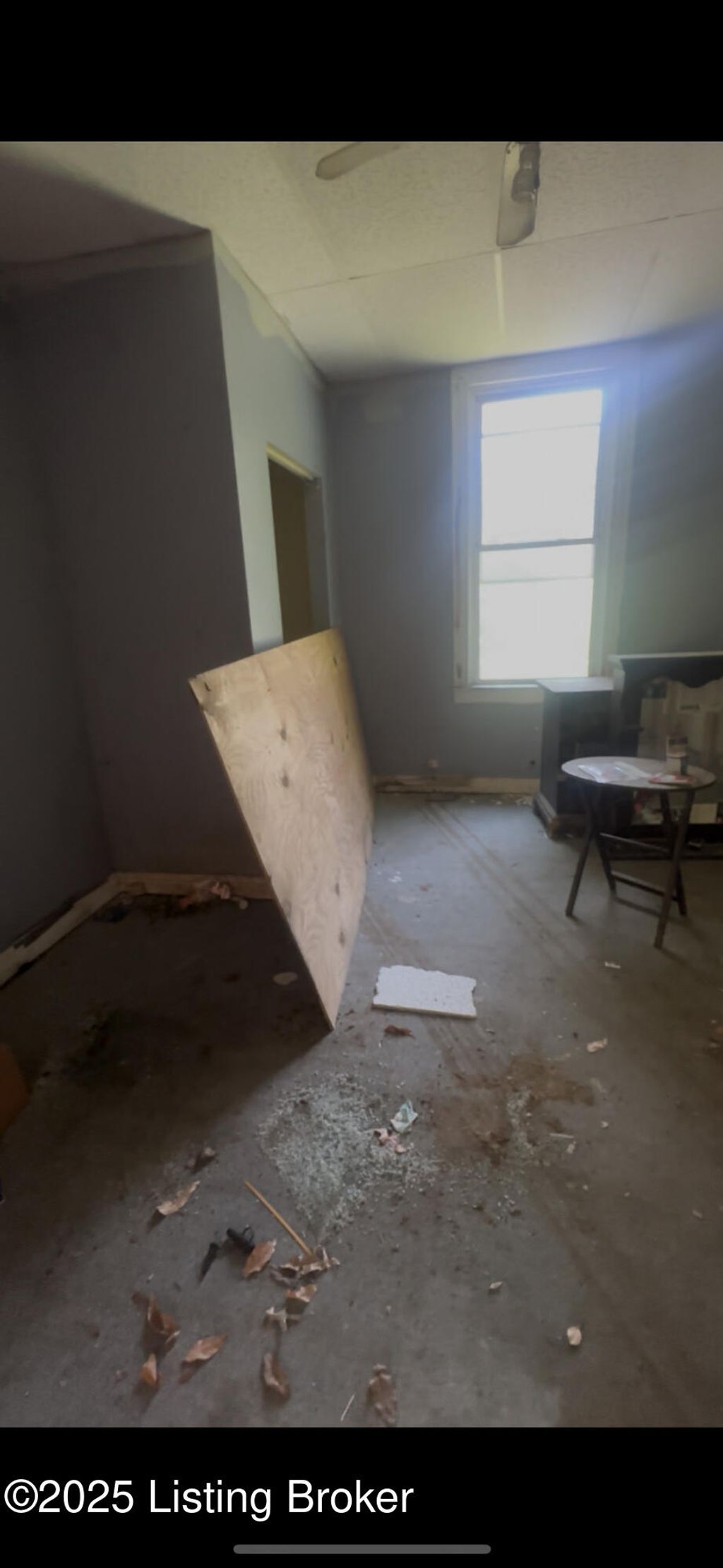 Photo of 1418 Hazel St, Louisville, KY 40211 (MLS # 1707893)