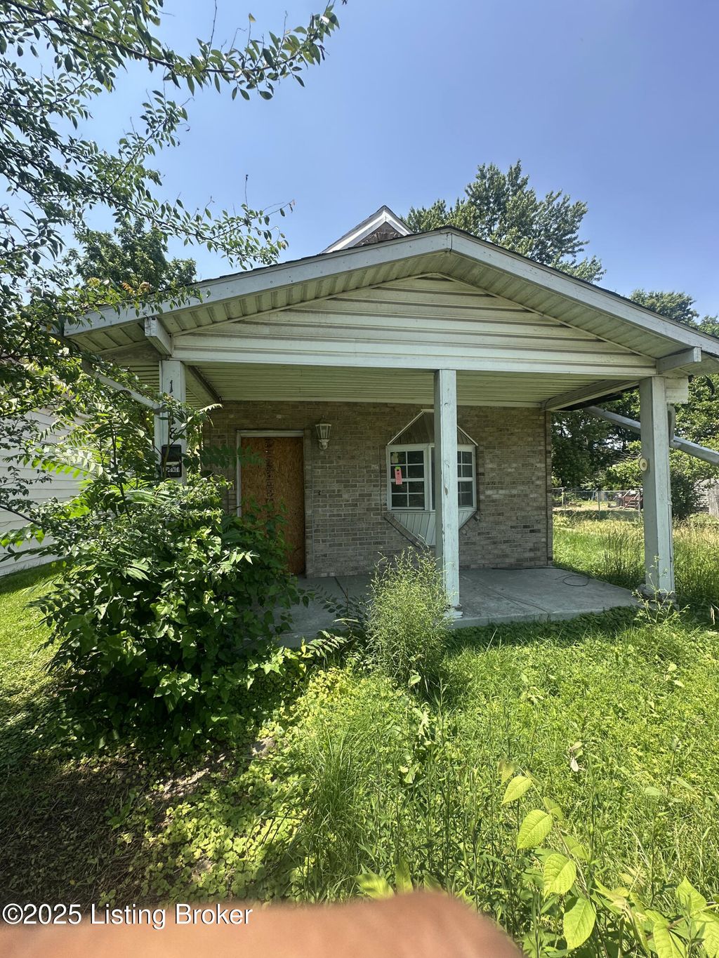 Photo of 1418 Hazel St, Louisville, KY 40211 (MLS # 1707893)