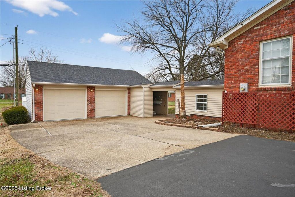Photo of 106 Sunset Dr, La Grange, KY 40031 (MLS # 1705932)