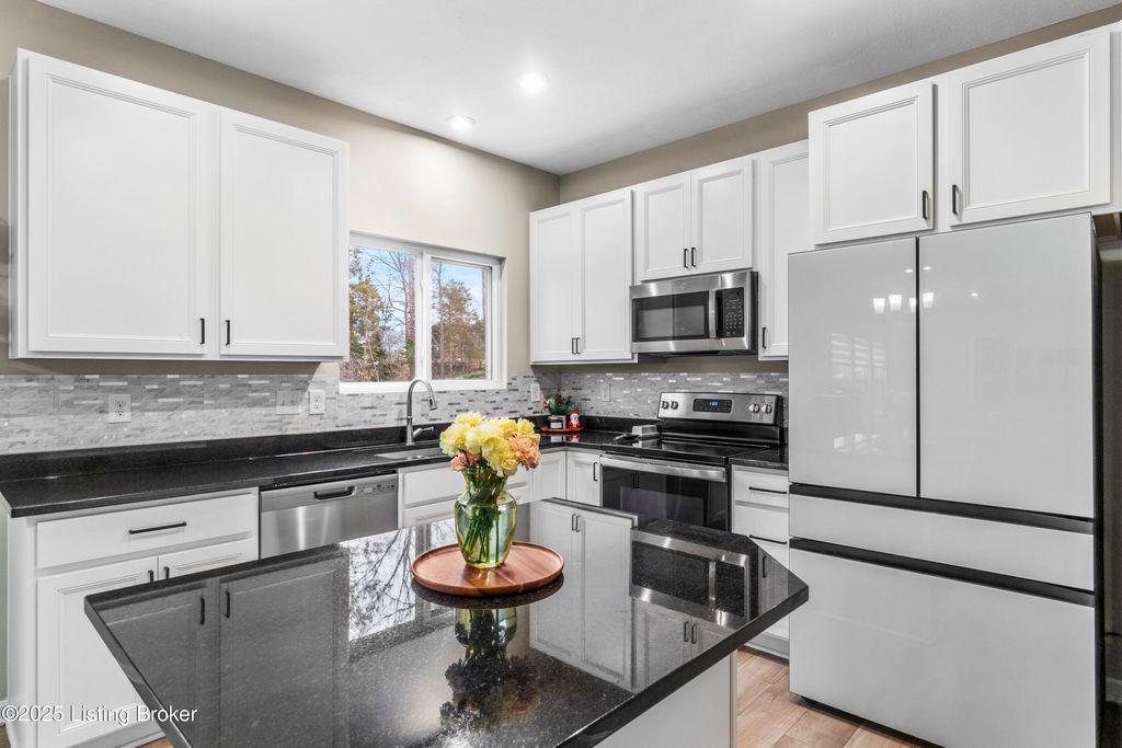 Photo of 116 Strawberry Fld Dr, Mt Washington, KY 40047 (MLS # 1712868)