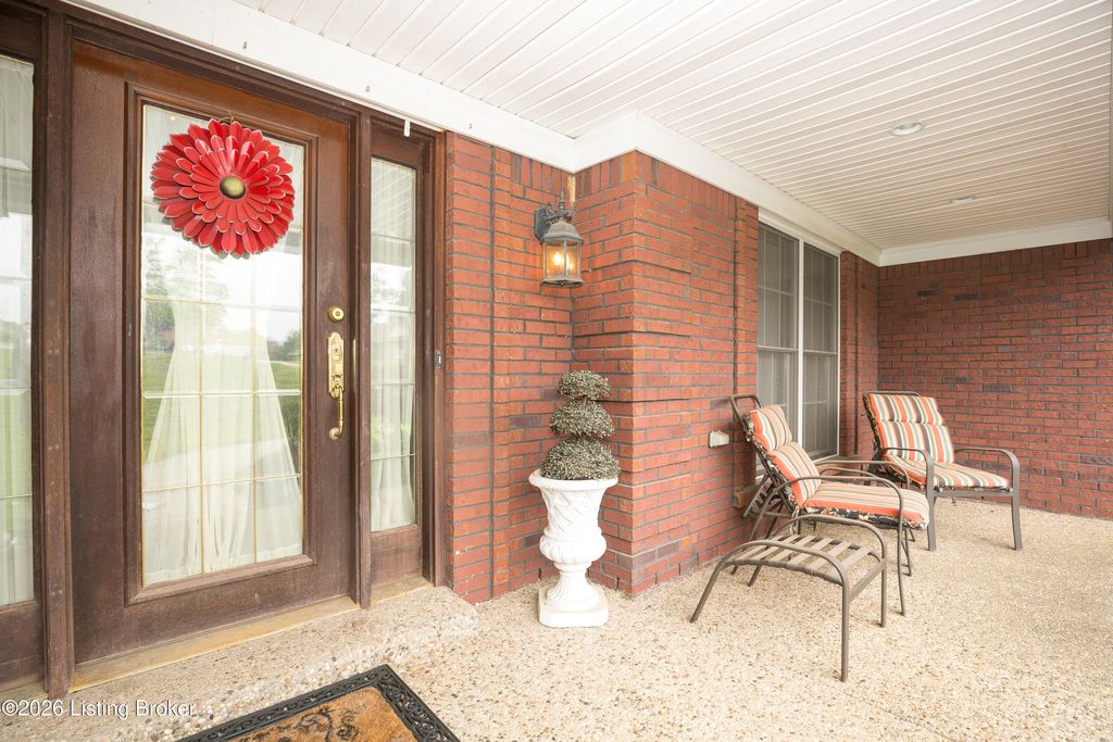 Photo of 174 Oak Park Ct, Mt Washington, KY 40047 (MLS # 1718436)