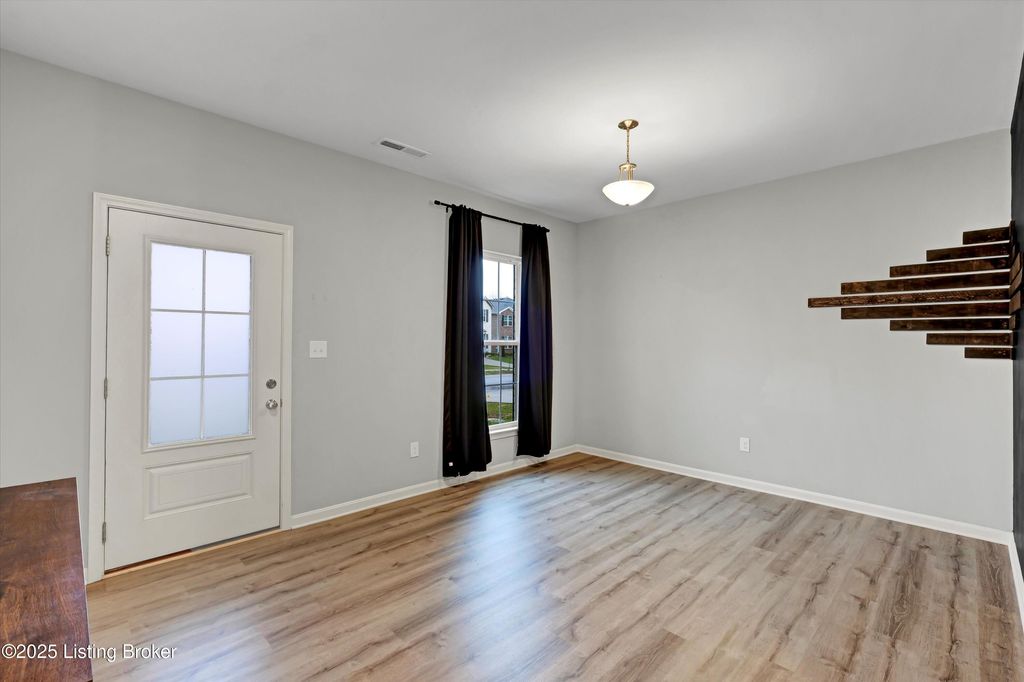 Photo of 8426 Gateway Run Rd, Louisville, KY 40229 (MLS # 1704252)