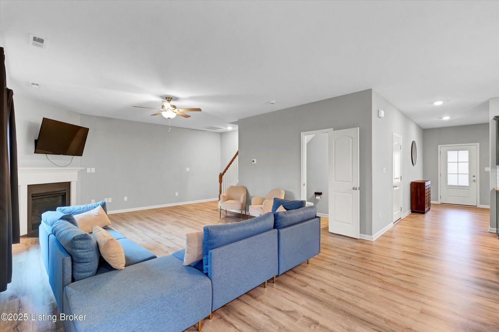 Photo of 8426 Gateway Run Rd, Louisville, KY 40229 (MLS # 1704252)