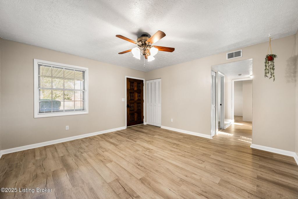 Photo of 158 Hillside Ln, Louisville, KY 40229 (MLS # 1701879)