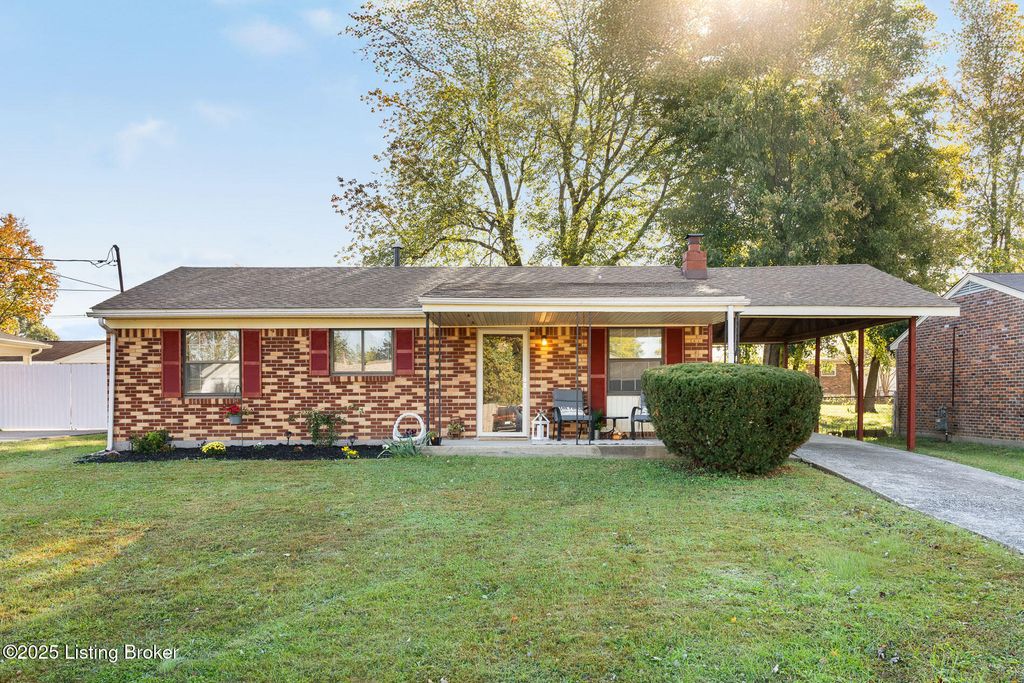 Photo of 158 Hillside Ln, Louisville, KY 40229 (MLS # 1701879)