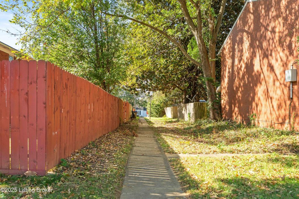 Photo of 2811 Bexley Ct, Louisville, KY 40206 (MLS # 1702066)