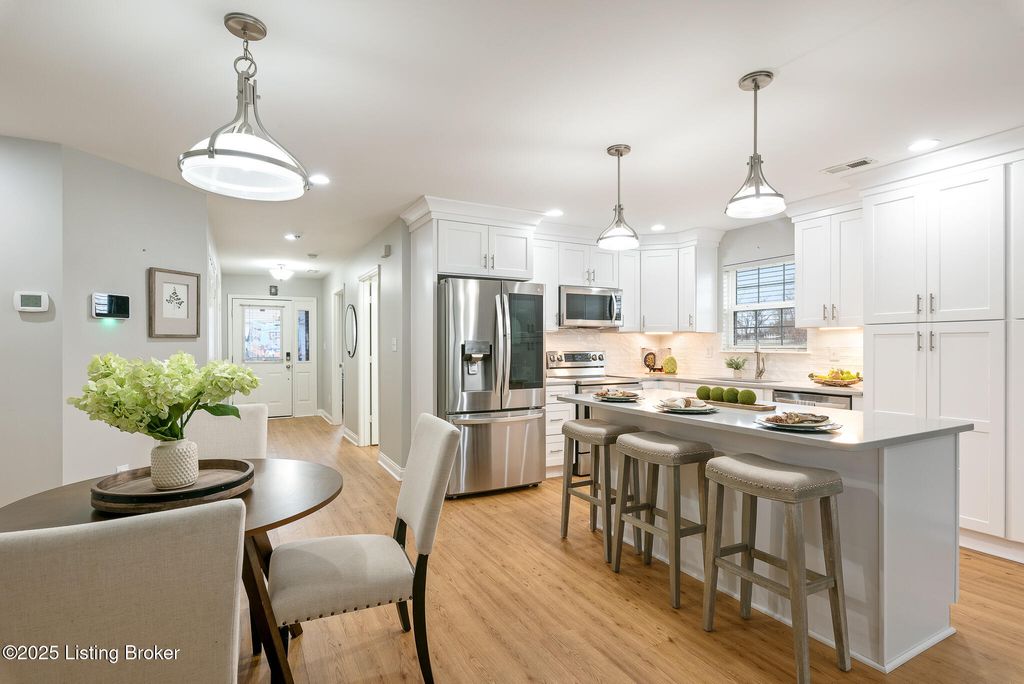 Photo of 163 Villa Vista Dr #D, Shepherdsville, KY 40165 (MLS # 1698990)