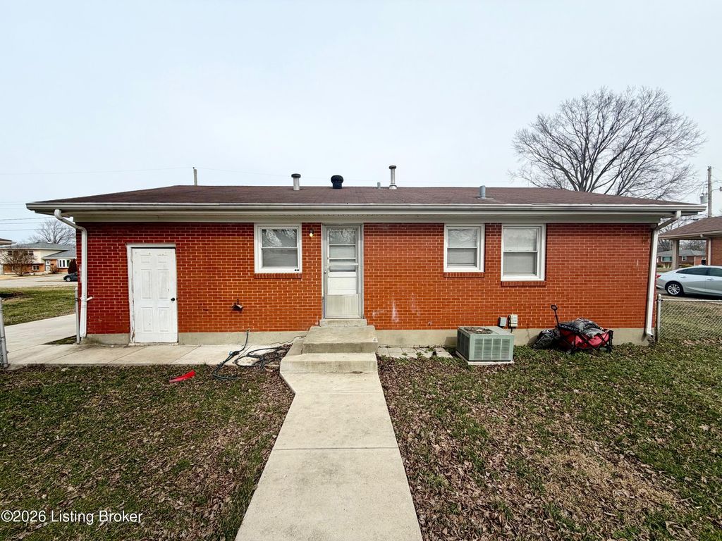 Photo of 6104 Culloden Dr, Louisville, KY 40258 (MLS # 1709750)