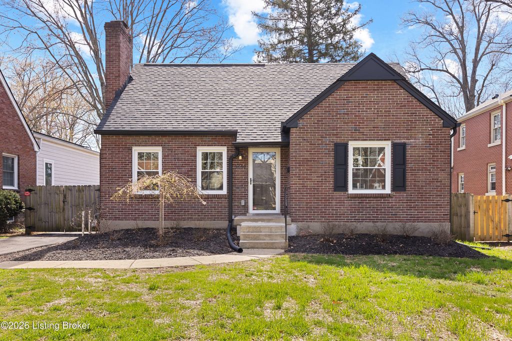 Photo of 3602 St Germaine Ct, Louisville, KY 40207 (MLS # 1712501)