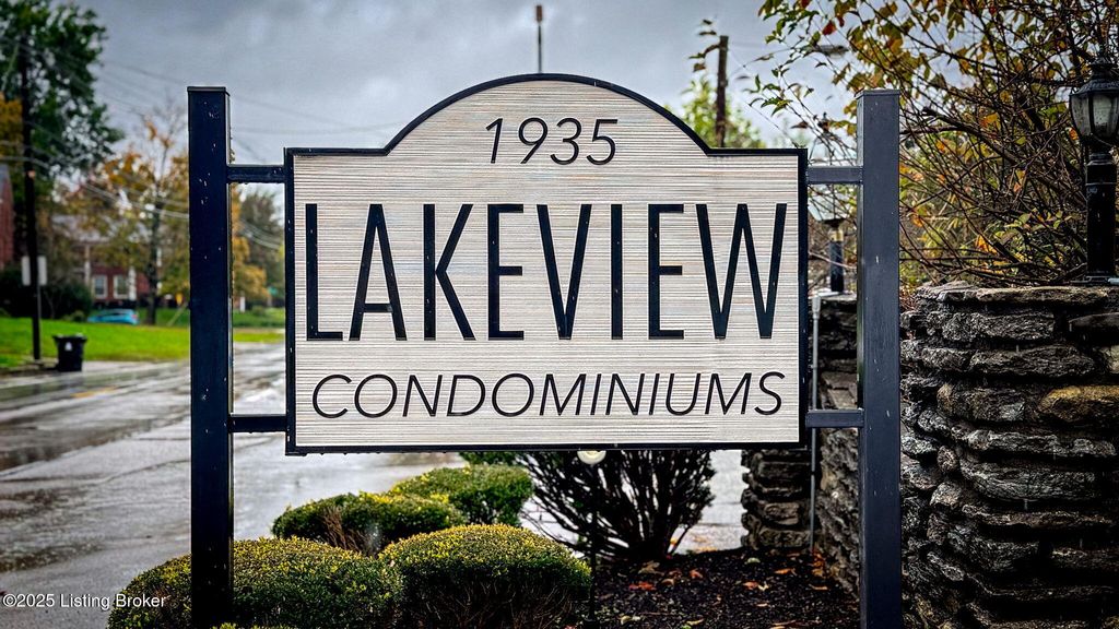 Photo of 1935 Gardiner Ln #G97, Louisville, KY 40205 (MLS # 1706223)