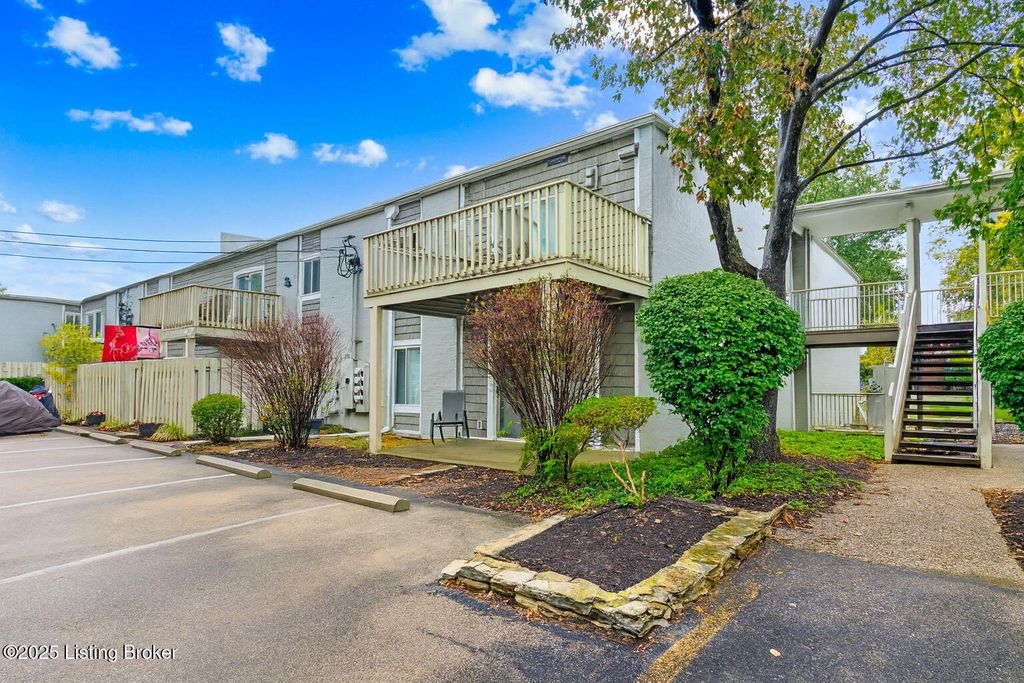 Photo of 1935 Gardiner Ln #G97, Louisville, KY 40205 (MLS # 1706223)