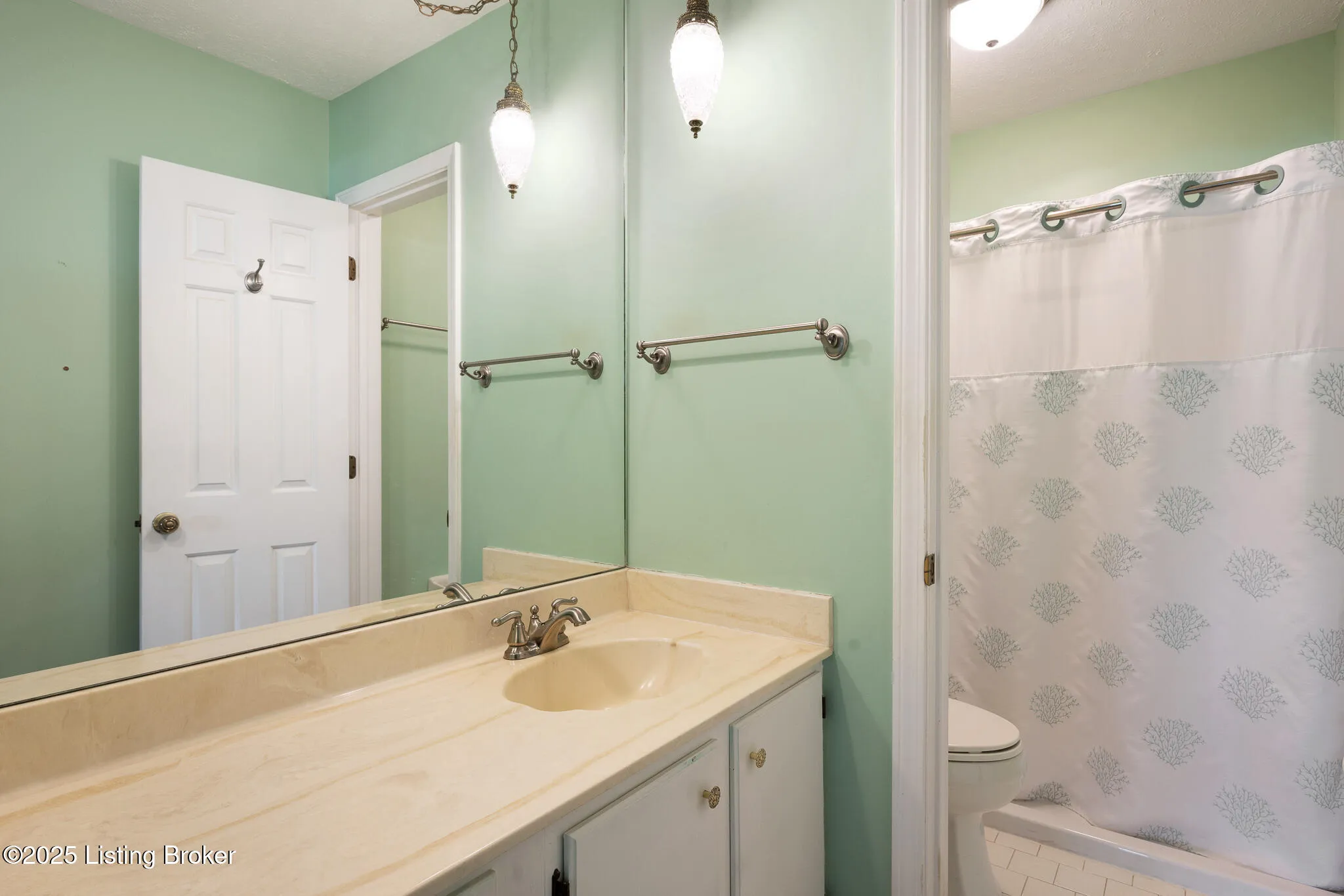 Louisville, Kentucky 40220, United States, 2 Bedrooms Bedrooms, ,2 BathroomsBathrooms,Residential,Active,246405