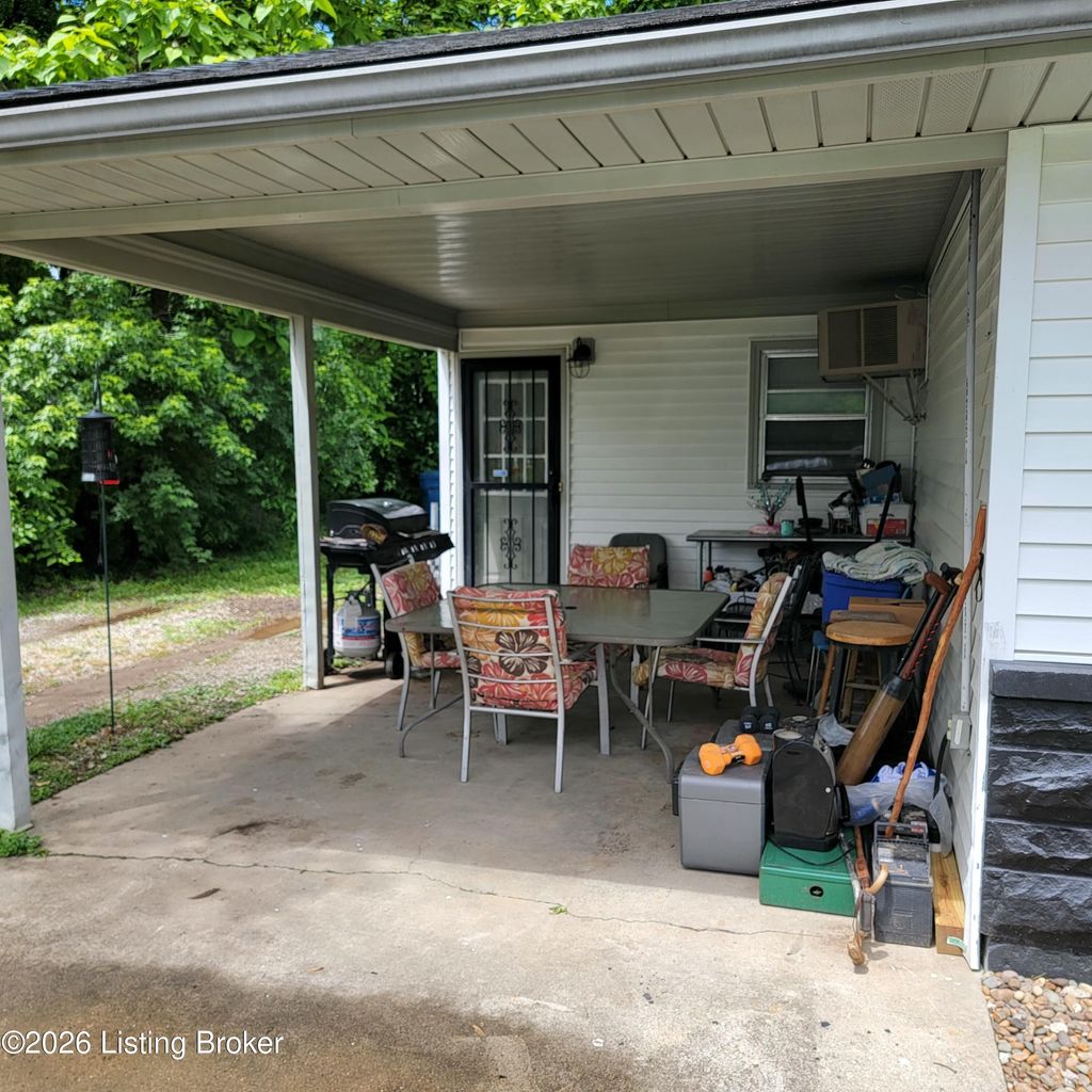 Photo of 13306 Girvan Ave, Louisville, KY 40272 (MLS # 1715999)