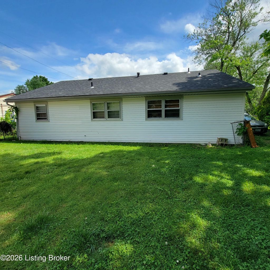 Photo of 13306 Girvan Ave, Louisville, KY 40272 (MLS # 1715999)