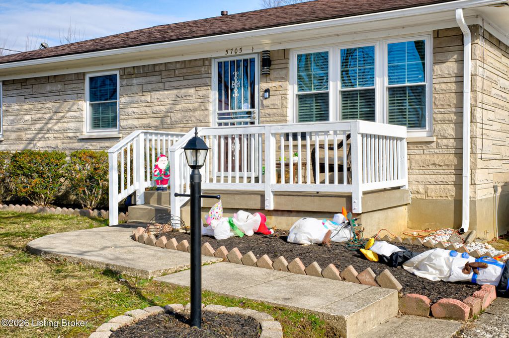 Photo of 5705 Tarragon Ct, Louisville, KY 40219 (MLS # 1712998)