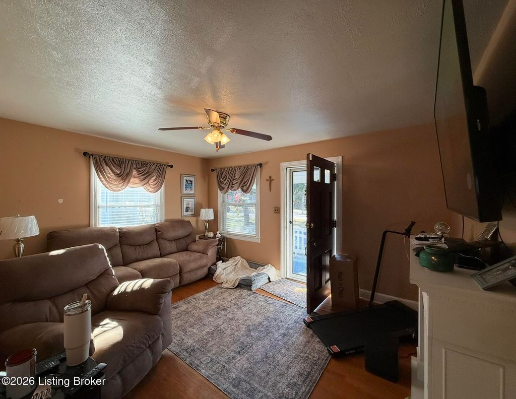 Photo of 4823 S 6th St, Louisville, KY 40214 (MLS # 1710191)