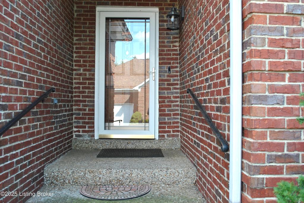 Photo of 8200 Rock Wall Ct, Louisville, KY 40220 (MLS # 1700054)