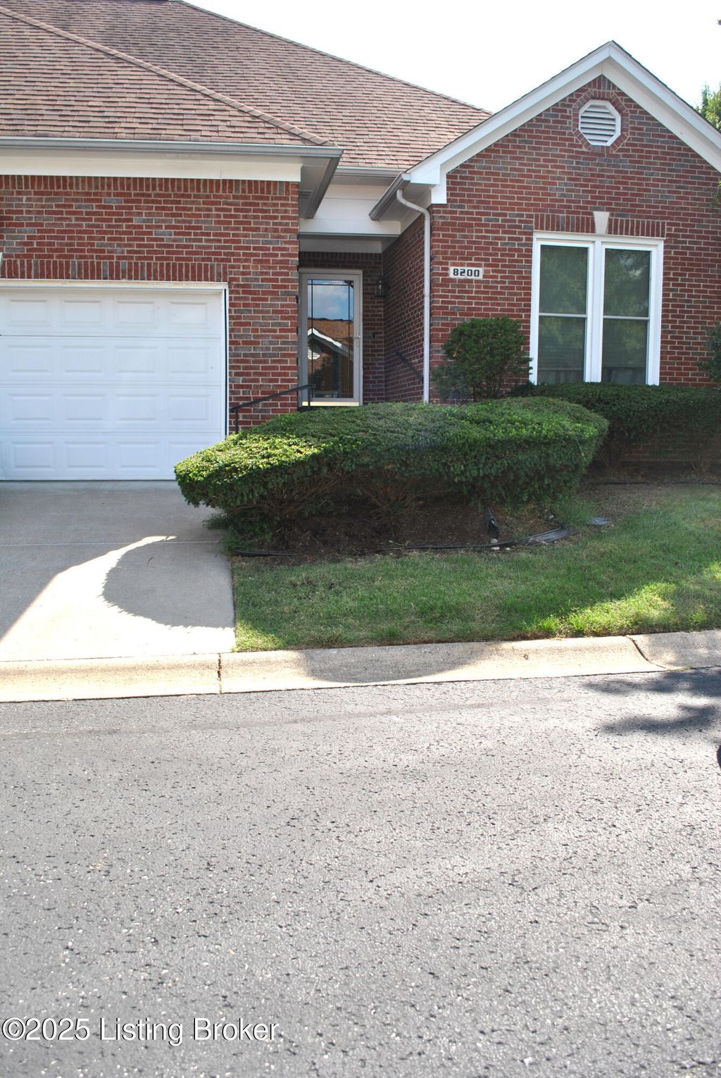 Photo of 8200 Rock Wall Ct, Louisville, KY 40220 (MLS # 1700054)
