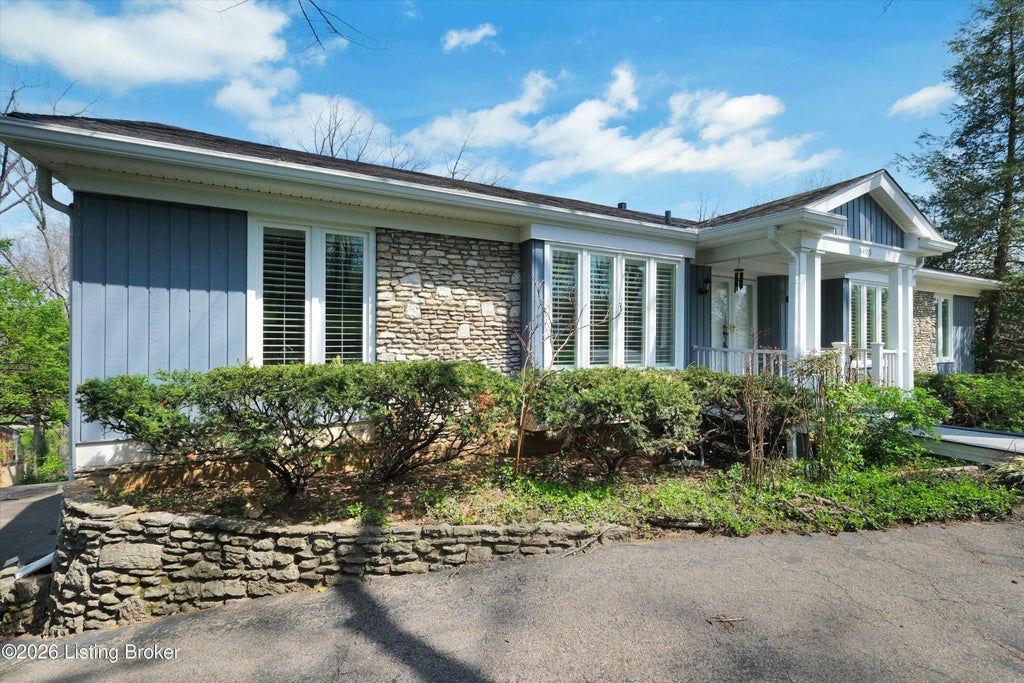 Photo of 5403 Wending Ct, Louisville, KY 40207 (MLS # 1728596)