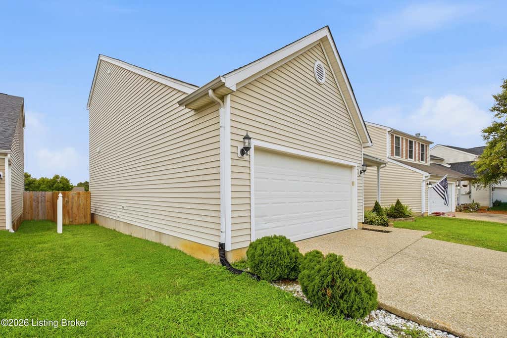 Photo of 5111 Arbor Oak Ct, Louisville, KY 40229 (MLS # 1726410)