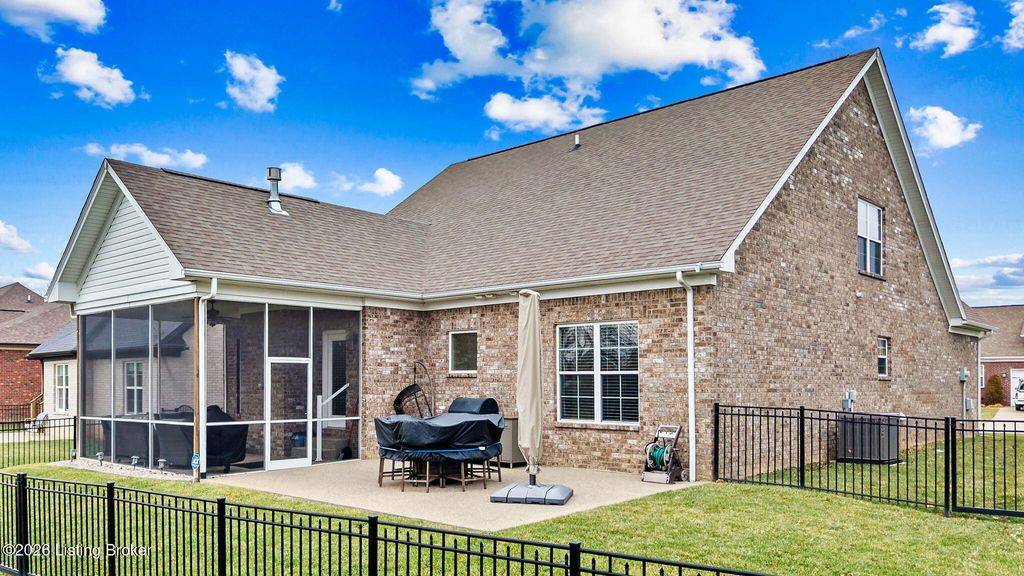 Photo of 8818 Stara Way, Jeffersontown, KY 40299 (MLS # 1710426)