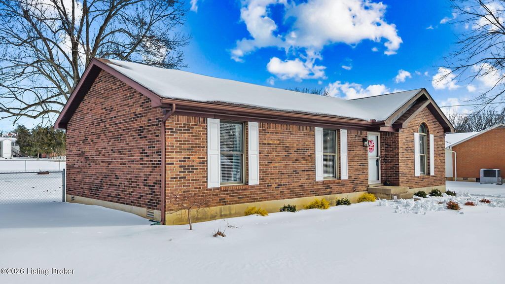 Photo of 418 Oak Run Dr, Mt Washington, KY 40047 (MLS # 1708096)