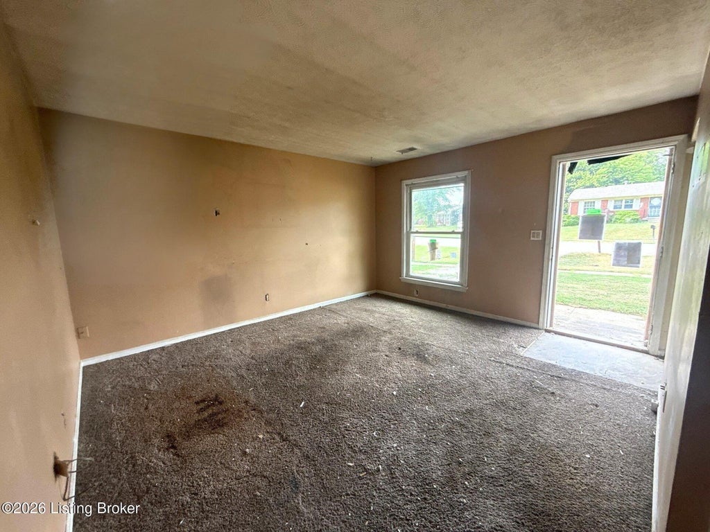 Photo of 5706 Toebbe Ln, Louisville, KY 40229 (MLS # 1729811)
