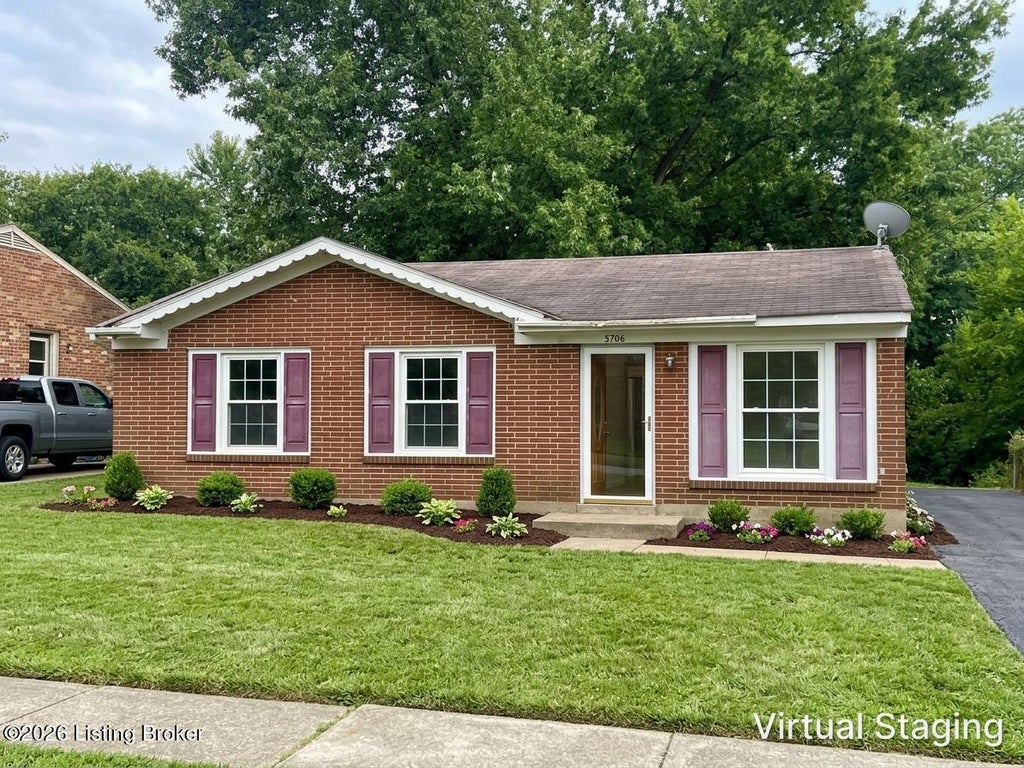 Photo of 5706 Toebbe Ln, Louisville, KY 40229 (MLS # 1729811)